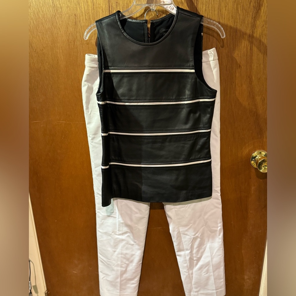 Theory leather, sleeveless tank.
Black and white stripe
Fully lined
Size small